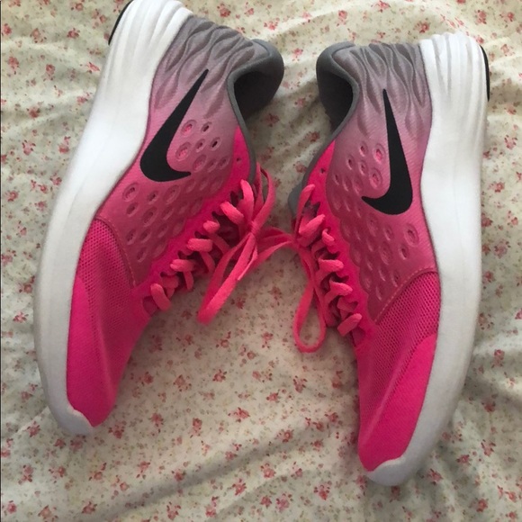 Nike - Picture 3 of 6